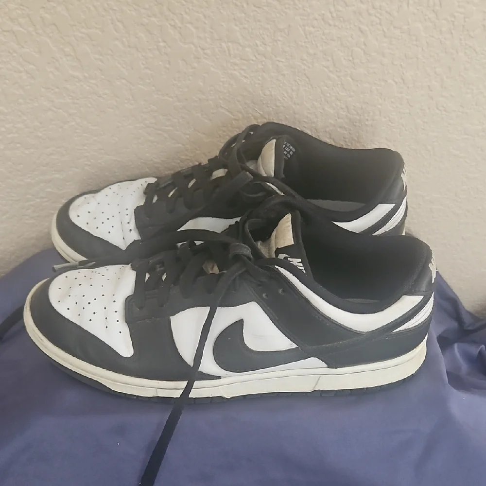 Nike Black and White Low-Top Sneakers - Picture 3 of 4